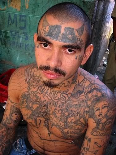 tatuajes en guerra de pandillas. Los tatuajes representan cuán comprometidos están con la pandilla.