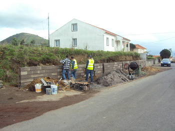 CONSTRUÇÃO DE MURO NAS COURELAS
